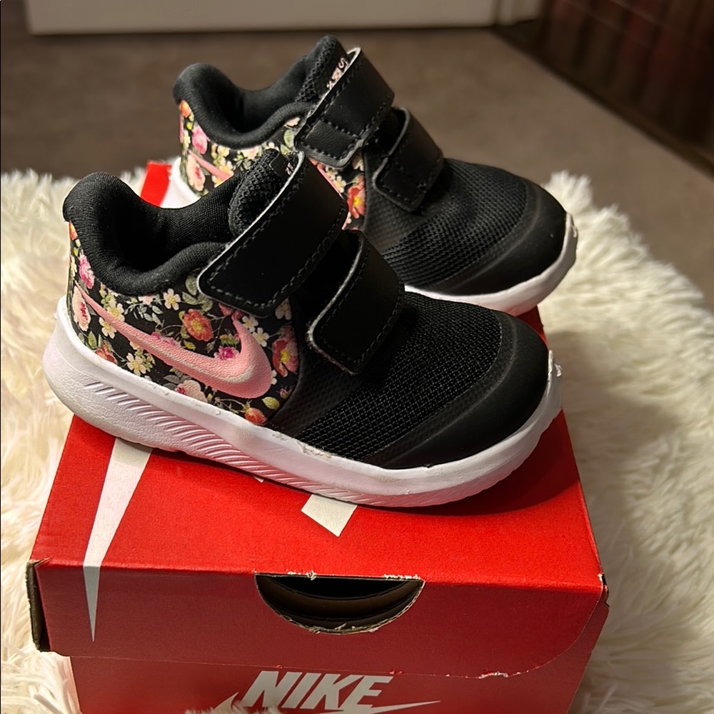 Nike Kids Floral Black Sneakers - Picture 1 of 2